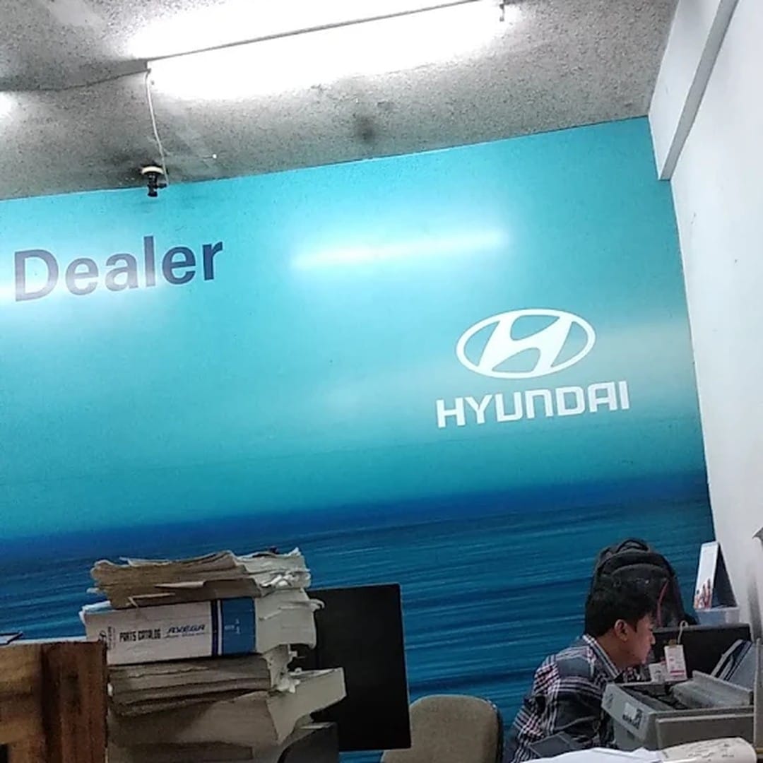 Bagian dalam dealer sparepart mobil Hyundai dan KIA PT Surya Kencana Indah di Grogol Jakarta